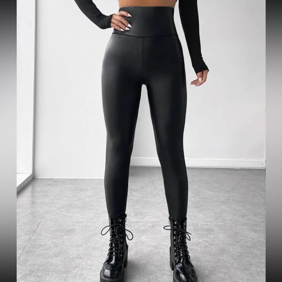 High waisted “leather” leggings - Picture 3 of 3